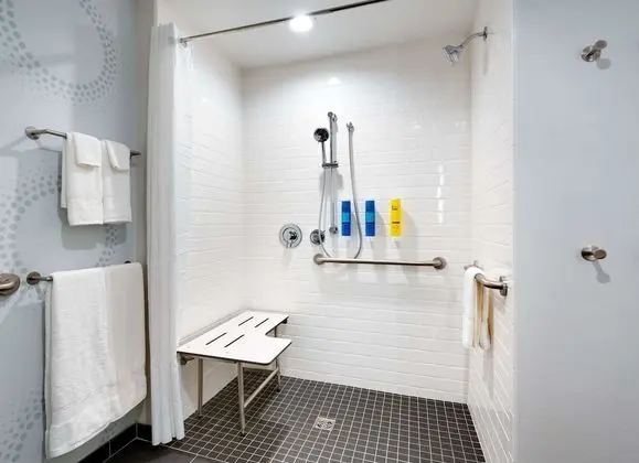 Oda, 2 Büyük (Queen) Boy Yatak, Engellilere Uygun (Roll-In Shower, Mobility & Hearing)