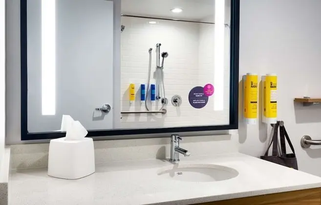 Oda, 2 Büyük (Queen) Boy Yatak, Engellilere Uygun (Roll-In Shower, Mobility & Hearing)