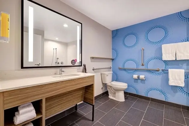 Oda, 1 En Büyük (King) Boy Yatak, Engellilere Uygun (Mobility & Hearing, Roll-In Shower)
