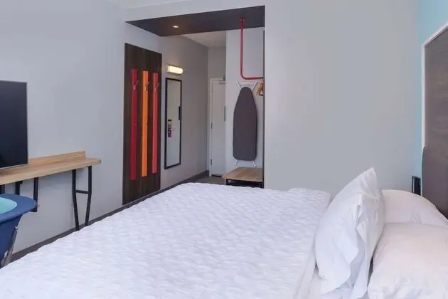 Oda, 1 En Büyük (King) Boy Yatak, Engellilere Uygun (Roll-In Shower)
