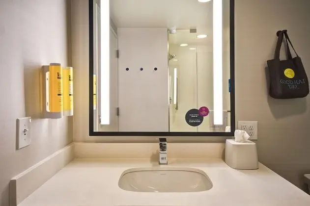 Oda, 1 En Büyük (King) Boy Yatak, Engellilere Uygun (Roll-In Shower, Hearing)