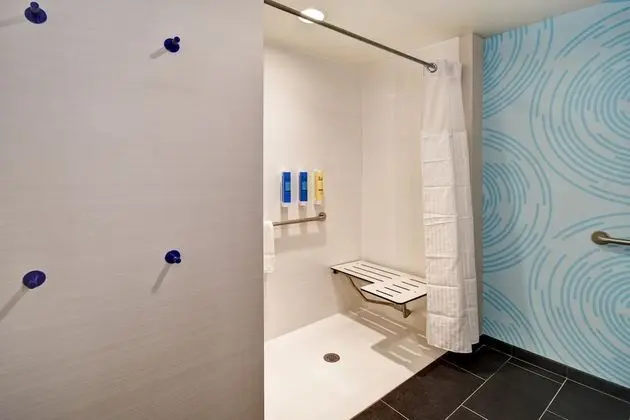 Oda, 1 En Büyük (King) Boy Yatak, Engellilere Uygun (Roll-In Shower, Hearing)