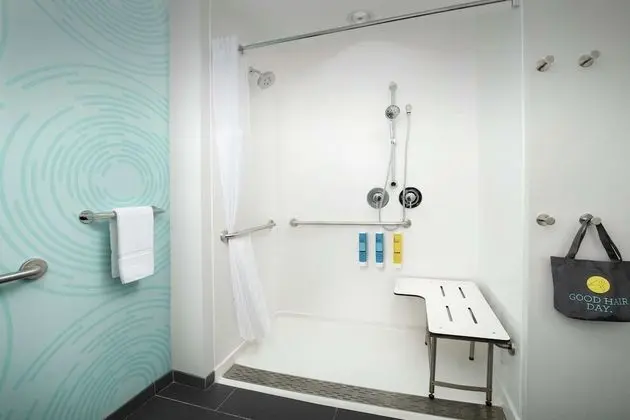 Oda, 1 En Büyük (King) Boy Yatak, Engellilere Uygun (Roll-In Shower)