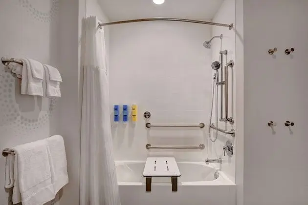 Oda, 1 En Büyük (King) Boy Yatak, Engellilere Uygun, Küvet (Mobility & Hearing)