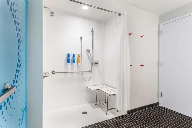 Oda, 1 En Büyük (King) Boy Yatak, Engellilere Uygun (Roll-In Shower)