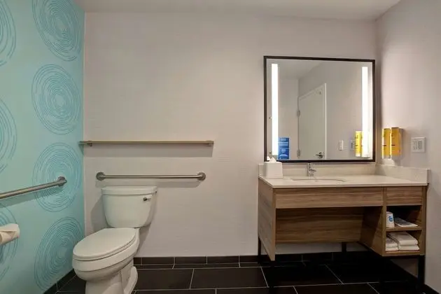 Oda, 1 En Büyük (King) Boy Yatak, Engellilere Uygun (Roll-In Shower)