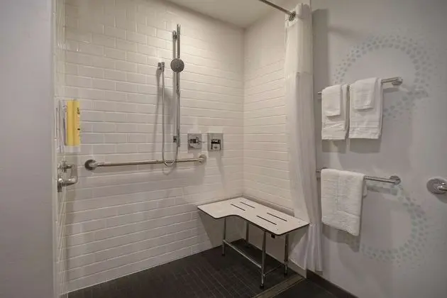 Oda, 1 En Büyük (King) Boy Yatak, Engellilere Uygun (Roll-In Shower)