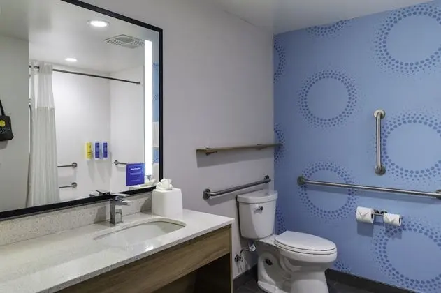 Oda, 1 En Büyük (King) Boy Yatak, Engellilere Uygun (Roll-In Shower)