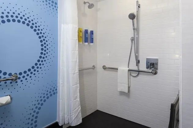 Oda, 1 En Büyük (King) Boy Yatak, Engellilere Uygun (Roll-In Shower)