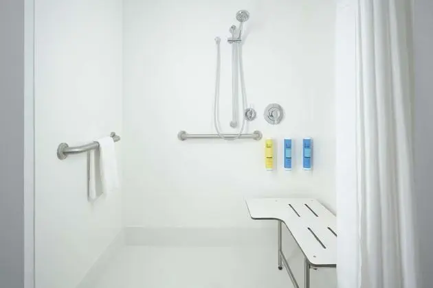 Oda, 2 Büyük (Queen) Boy Yatak, Engellilere Uygun, Sigara İçilmez (Hearing, Roll-in Shower)