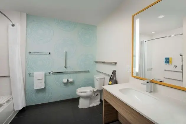 Oda, 1 En Büyük (King) Boy Yatak, Engellilere Uygun (Roll-In Shower)