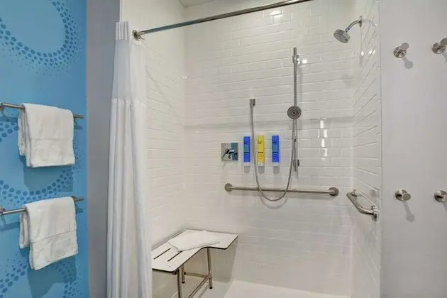 Oda, 2 Büyük (Queen) Boy Yatak, Engellilere Uygun (Bathtub)