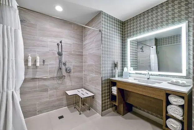 Oda, 1 En Büyük (King) Boy Yatak, Engellilere Uygun (Mobility & Hearing, Roll-In Shower)