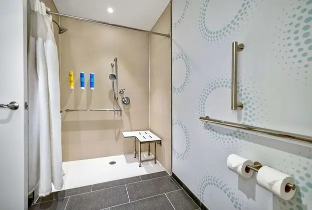 Oda, 1 En Büyük (King) Boy Yatak, Engellilere Uygun (Mobility & Hearing, Roll-In Shower)
