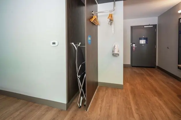 Oda, 1 En Büyük (King) Boy Yatak, Engellilere Uygun (Roll-In Shower)