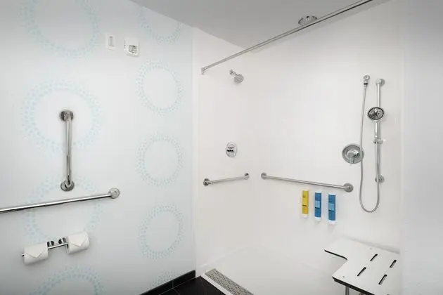 Oda, 1 En Büyük (King) Boy Yatak, Engellilere Uygun (Roll-In Shower)