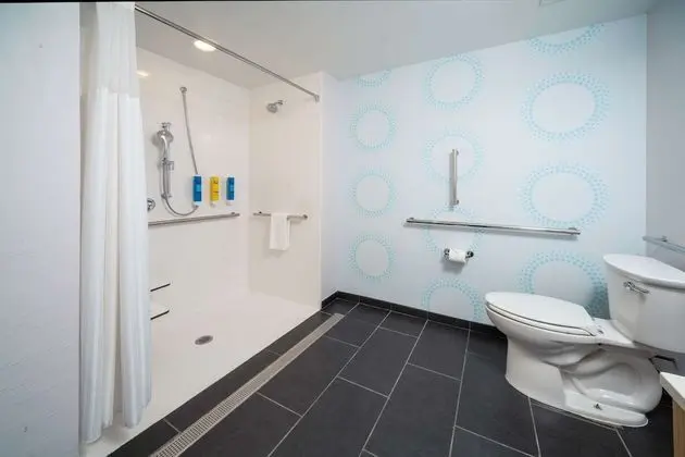 Oda, 1 En Büyük (King) Boy Yatak, Engellilere Uygun (Roll-In Shower)