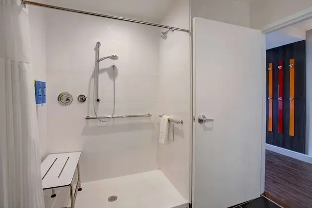 Oda, 1 En Büyük (King) Boy Yatak, Engellilere Uygun (Roll-In Shower)