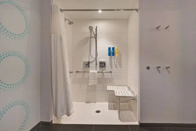 Oda, 1 En Büyük (King) Boy Yatak, Engellilere Uygun (Mobility & Hearing, Roll-In Shower)
