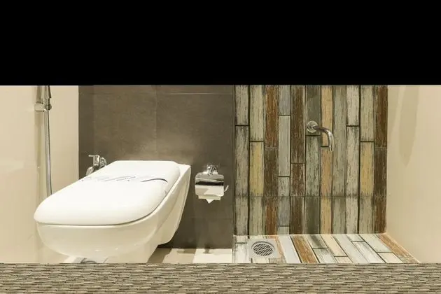 Oda, 1 En Büyük (King) Boy Yatak, Engellilere Uygun (Roll-In Shower)