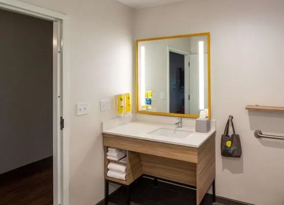 Oda, 1 En Büyük (King) Boy Yatak, Engellilere Uygun, Küvet