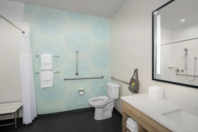 Oda, 1 En Büyük (King) Boy Yatak, Engellilere Uygun (Mobility, Hearing, Roll-In Shower)