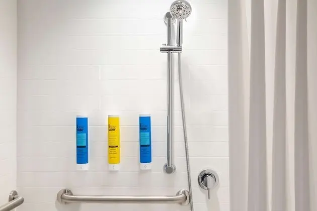 Oda, 1 En Büyük (King) Boy Yatak, Engellilere Uygun (Mobility & Hearing, Roll-In Shower)