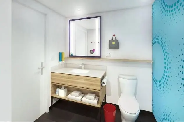 Oda, 1 En Büyük (King) Boy Yatak, Engellilere Uygun (Roll-In Shower, Mobility & Hearing)