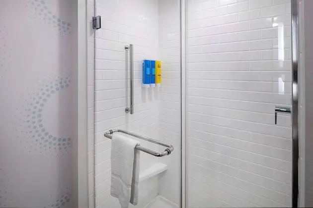 Oda, 1 En Büyük (King) Boy Yatak, Engellilere Uygun (Roll-In Shower)