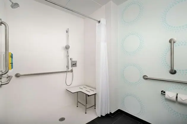 Oda, 1 En Büyük (King) Boy Yatak, Engellilere Uygun (Roll-In Shower)