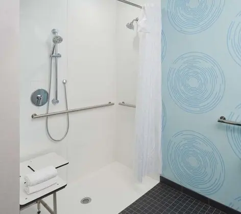 Oda, 1 En Büyük (King) Boy Yatak, Engellilere Uygun (Roll-In Shower)