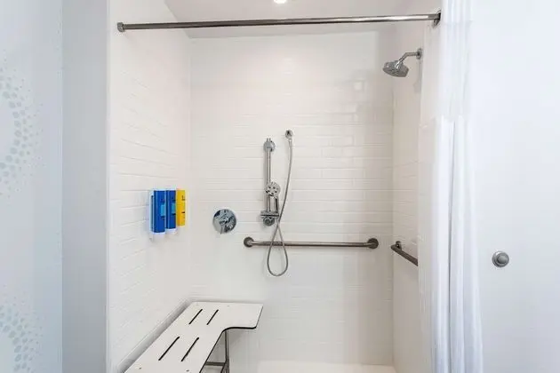 Oda, 1 En Büyük (King) Boy Yatak, Engellilere Uygun (Roll-In Shower)