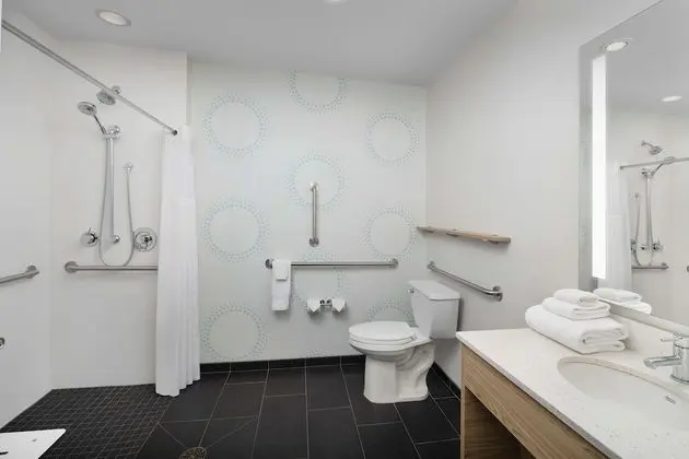 Oda, 2 Büyük (Queen) Boy Yatak, Engellilere Uygun (Roll-In Shower, Mobility & Hearing)