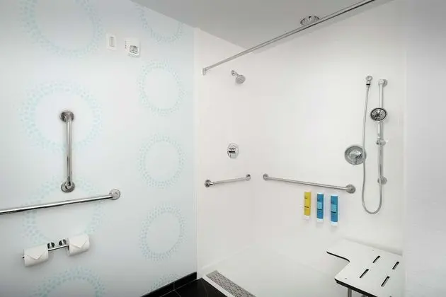 Oda, 1 En Büyük (King) Boy Yatak, Engellilere Uygun (Roll-In Shower)