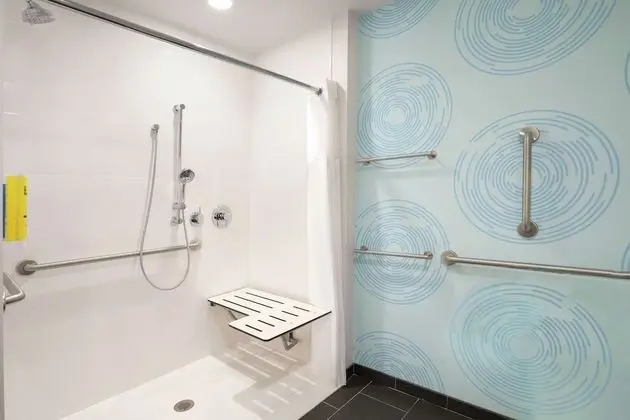 Oda, 1 En Büyük (King) Boy Yatak, Engellilere Uygun (Mobility & Hearing, Roll-In Shower)