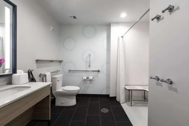 Oda, 1 En Büyük (King) Boy Yatak, Engellilere Uygun (Roll-In Shower)