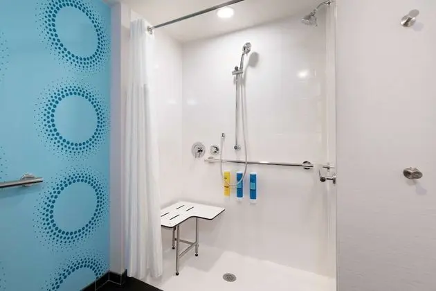Oda, 1 En Büyük (King) Boy Yatak, Engellilere Uygun (Roll-In Shower, Mobility & Hearing)