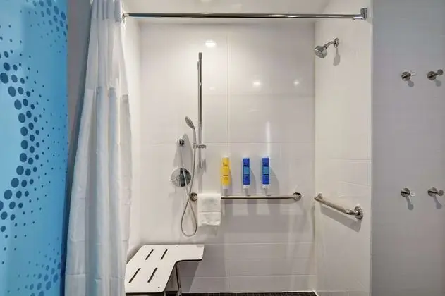 Oda, 1 En Büyük (King) Boy Yatak, Engellilere Uygun (Roll-in Shower, Hearing)