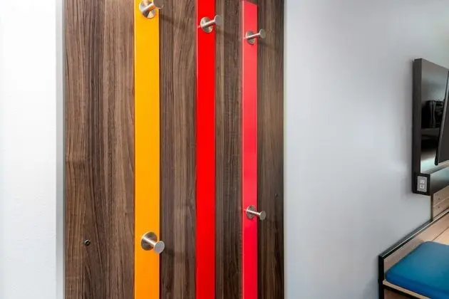 Oda, 1 En Büyük (King) Boy Yatak, Engellilere Uygun (Mobility & Hearing, Roll-In Shower)