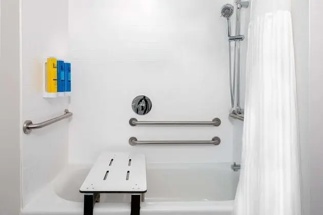 Oda, 2 Büyük (Queen) Boy Yatak, Engellilere Uygun, Küvet