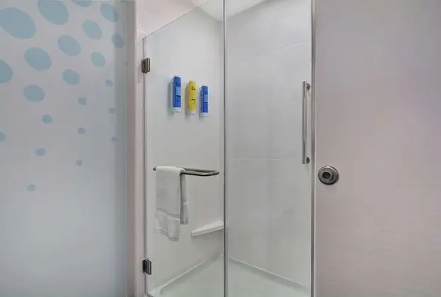 Oda, 1 En Büyük (King) Boy Yatak, Engellilere Uygun (Roll-In Shower)