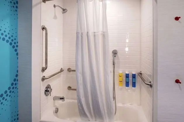 Oda, 2 Büyük (Queen) Boy Yatak, Engellilere Uygun, Küvet