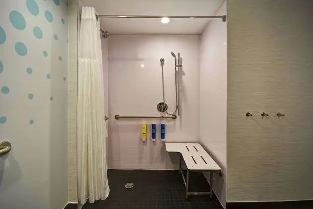 Oda, 2 Büyük (Queen) Boy Yatak, Engellilere Uygun (Roll-In Shower)