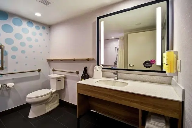 Oda, 2 Büyük (Queen) Boy Yatak, Engellilere Uygun (Roll-In Shower)