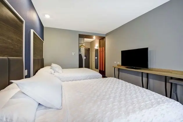 Oda, 2 Büyük (Queen) Boy Yatak