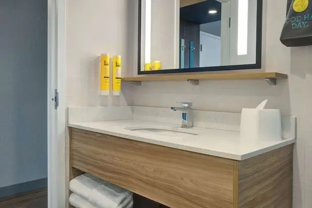 Oda, 1 En Büyük (King) Boy Yatak, Engellilere Uygun (Mobility & Hearing, Roll-In Shower)