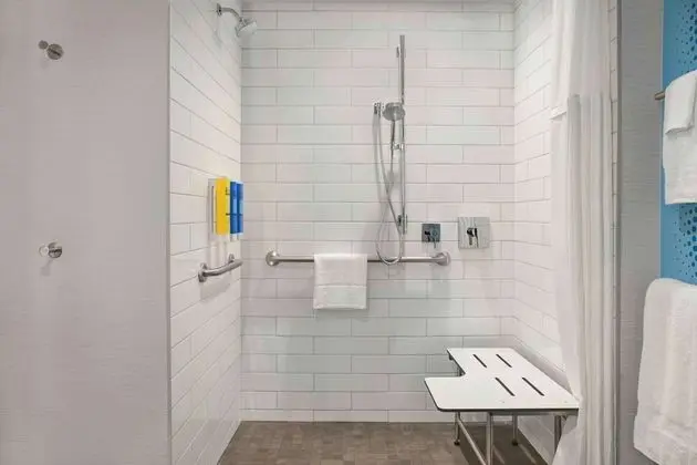Oda, 1 En Büyük (King) Boy Yatak, Engellilere Uygun (Mobility & Hearing, Roll-In Shower)