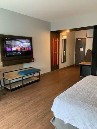 Oda, 1 En Büyük (King) Boy Yatak, Engellilere Uygun (Roll-In Shower)