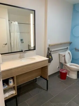Oda, 1 En Büyük (King) Boy Yatak, Engellilere Uygun (Roll-In Shower)