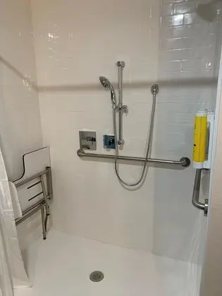 Oda, 1 En Büyük (King) Boy Yatak, Engellilere Uygun (Roll-In Shower)